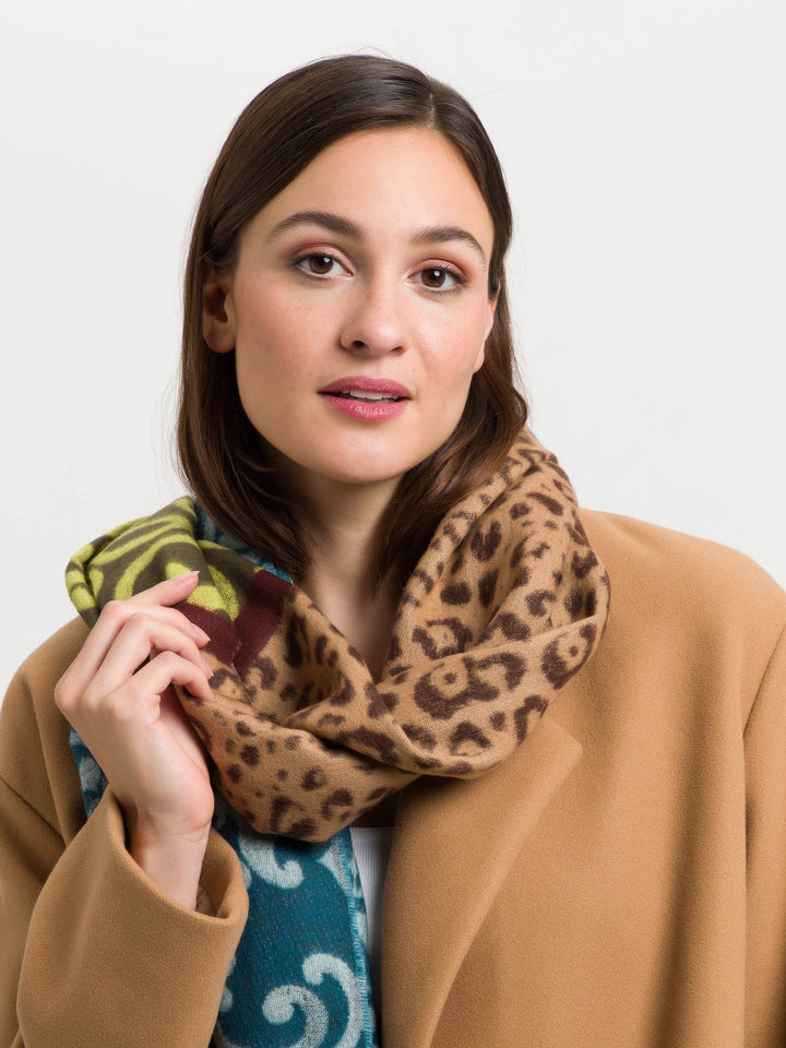 Cashmink scarf with paisley and leo design