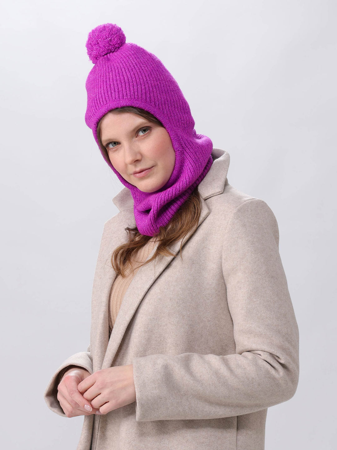 Sustainability Edition - Gerippter Strick-Kapuzenschal mit Pompon - verry berry / One Size | 647017-406